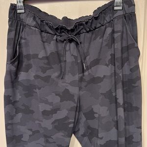 Lululemon Stretch High-Rise Jogger - full length size 14 - Black Camouflage